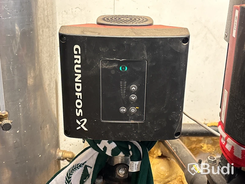 2 st bevattningspumpar Grundfos med 4 st vattentankar