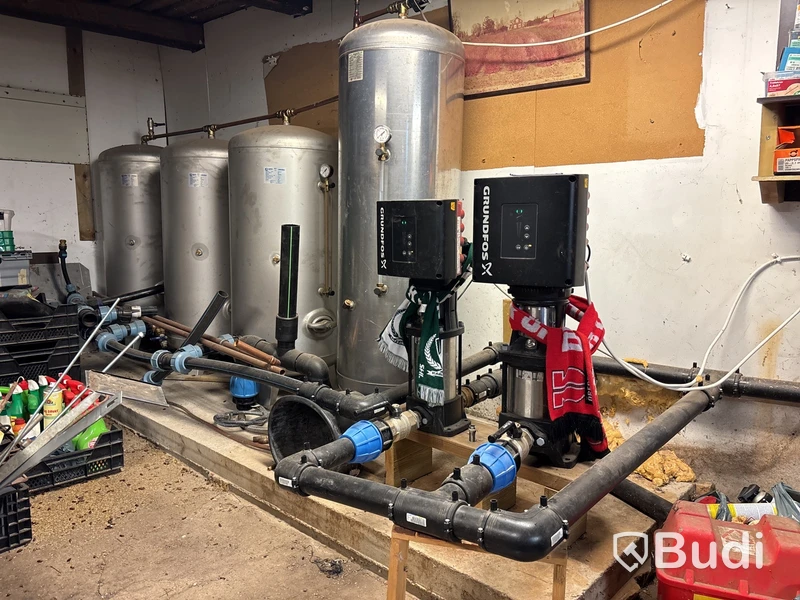 2 st bevattningspumpar Grundfos med 4 st vattentankar