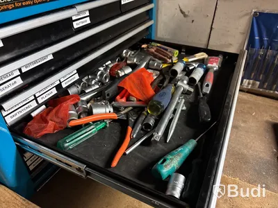 Verkstad med handverktyg, redskap, vattenpump, motorsåg m.m