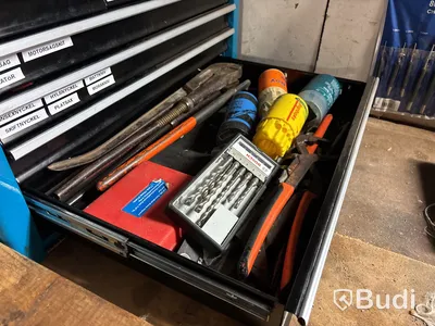 Verkstad med handverktyg, redskap, vattenpump, motorsåg m.m