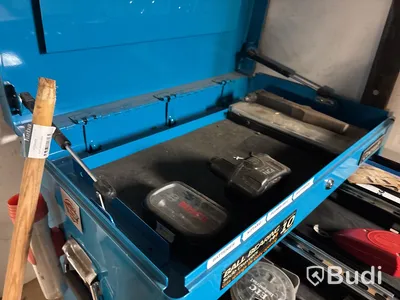 Verkstad med handverktyg, redskap, vattenpump, motorsåg m.m