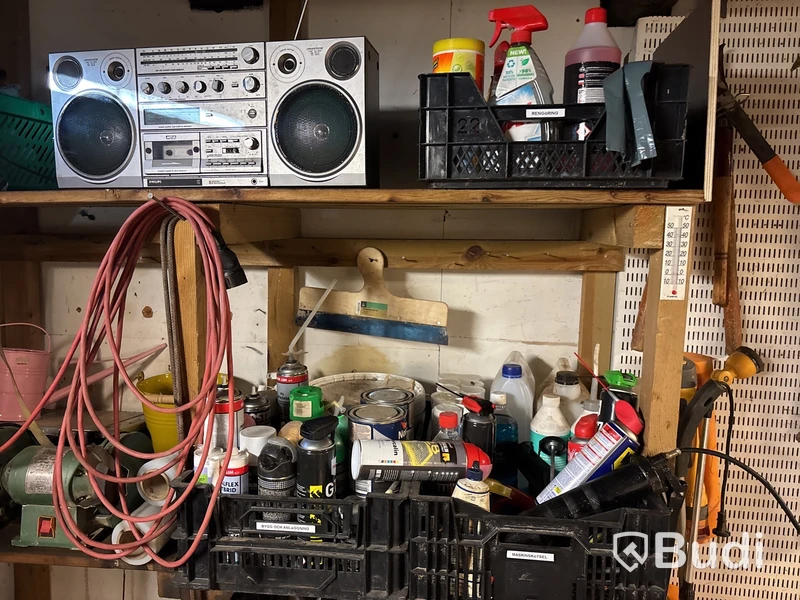 Verkstad med handverktyg, redskap, vattenpump, motorsåg m.m