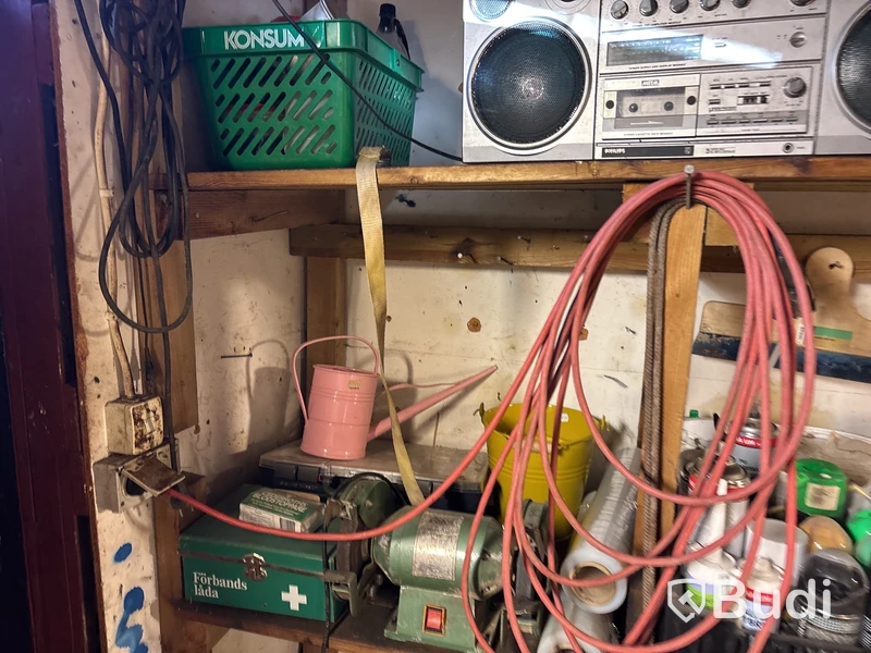 Verkstad med handverktyg, redskap, vattenpump, motorsåg m.m