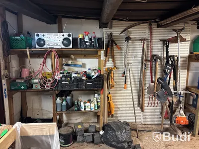 Verkstad med handverktyg, redskap, vattenpump, motorsåg m.m
