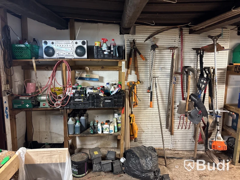 Verkstad med handverktyg, redskap, vattenpump, motorsåg m.m
