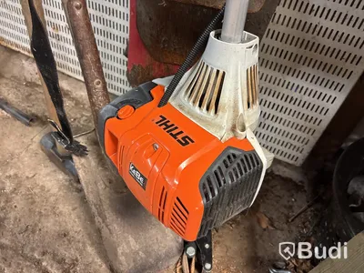 Verkstad med handverktyg, redskap, vattenpump, motorsåg m.m
