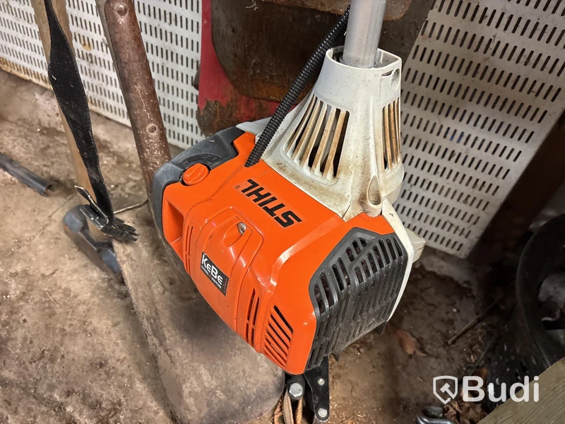 Verkstad med handverktyg, redskap, vattenpump, motorsåg m.m
