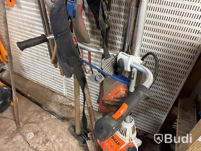 Verkstad med handverktyg, redskap, vattenpump, motorsåg m.m
