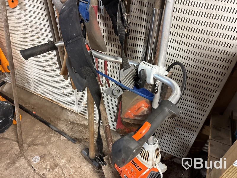 Verkstad med handverktyg, redskap, vattenpump, motorsåg m.m