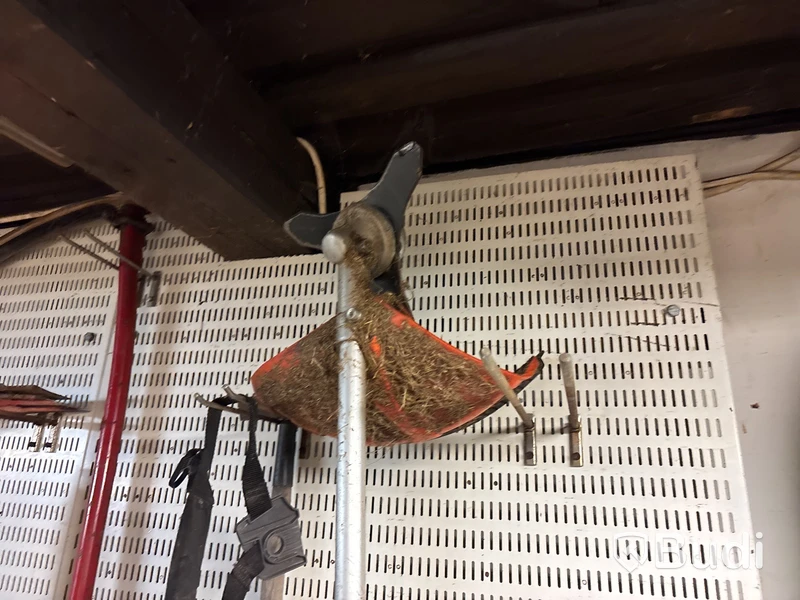 Verkstad med handverktyg, redskap, vattenpump, motorsåg m.m