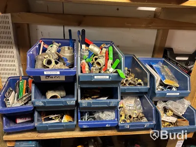 Verkstad med handverktyg, redskap, vattenpump, motorsåg m.m