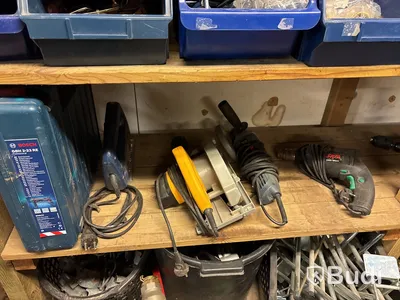 Verkstad med handverktyg, redskap, vattenpump, motorsåg m.m