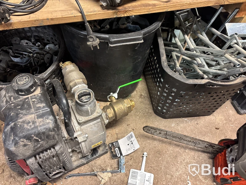 Verkstad med handverktyg, redskap, vattenpump, motorsåg m.m