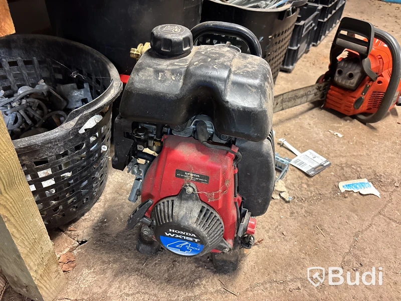 Verkstad med handverktyg, redskap, vattenpump, motorsåg m.m