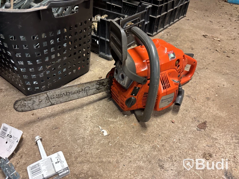 Verkstad med handverktyg, redskap, vattenpump, motorsåg m.m