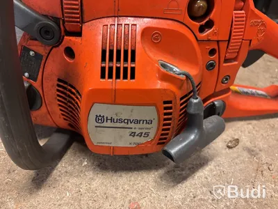 Verkstad med handverktyg, redskap, vattenpump, motorsåg m.m