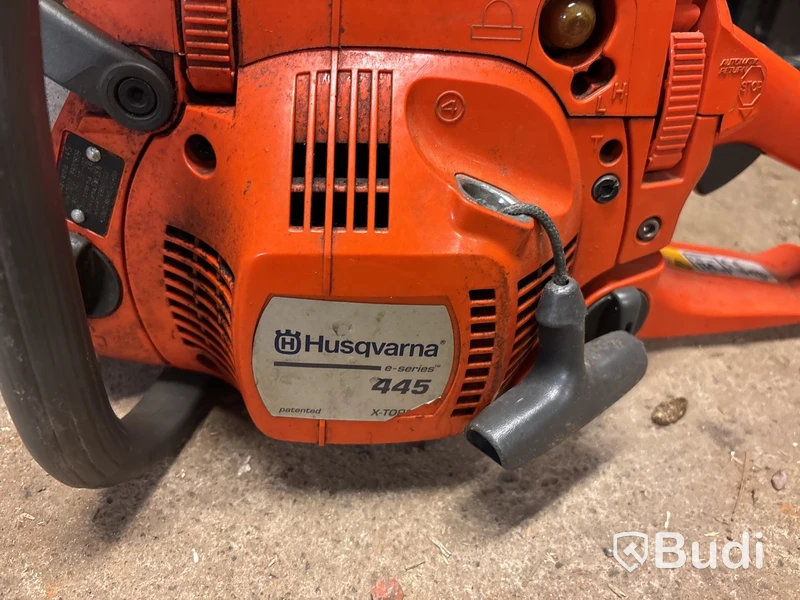 Verkstad med handverktyg, redskap, vattenpump, motorsåg m.m