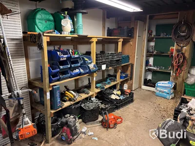 Verkstad med handverktyg, redskap, vattenpump, motorsåg m.m