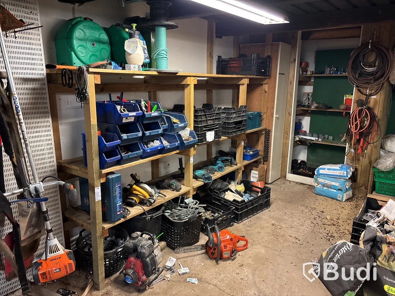 Verkstad med handverktyg, redskap, vattenpump, motorsåg m.m