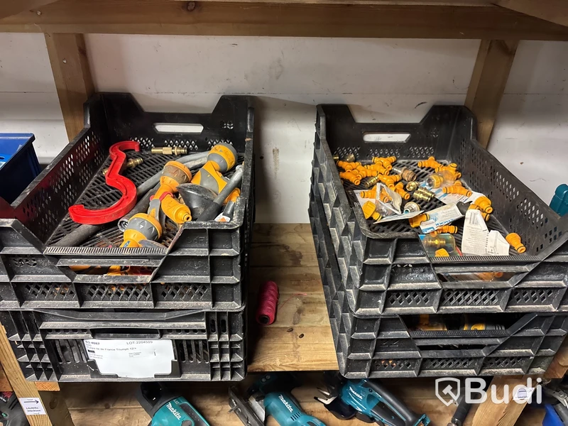 Verkstad med handverktyg, redskap, vattenpump, motorsåg m.m