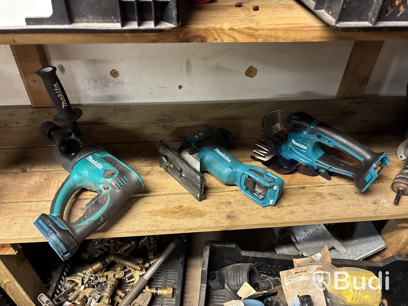 Verkstad med handverktyg, redskap, vattenpump, motorsåg m.m