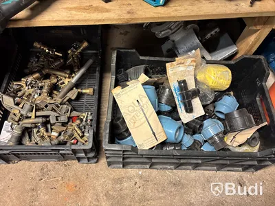 Verkstad med handverktyg, redskap, vattenpump, motorsåg m.m