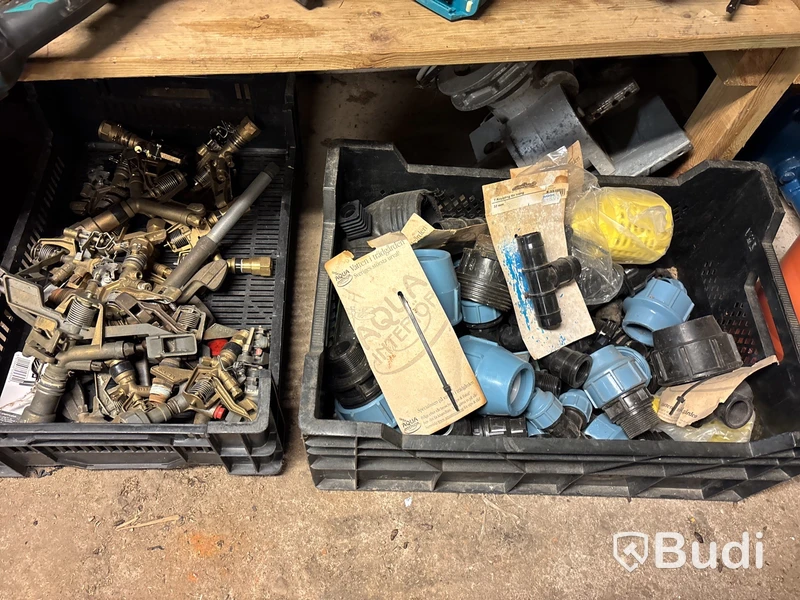 Verkstad med handverktyg, redskap, vattenpump, motorsåg m.m