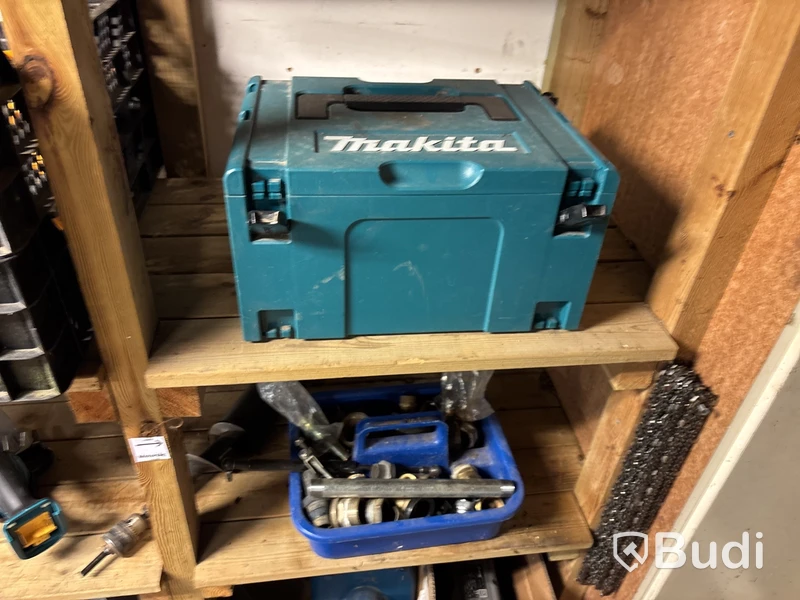 Verkstad med handverktyg, redskap, vattenpump, motorsåg m.m