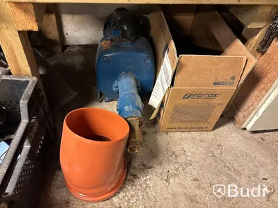 Verkstad med handverktyg, redskap, vattenpump, motorsåg m.m