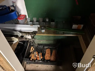 Verkstad med handverktyg, redskap, vattenpump, motorsåg m.m