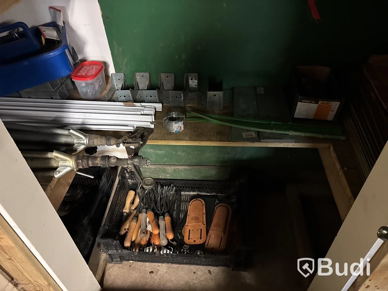 Verkstad med handverktyg, redskap, vattenpump, motorsåg m.m