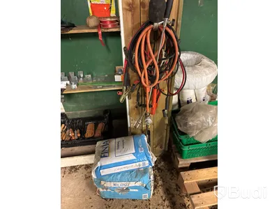 Verkstad med handverktyg, redskap, vattenpump, motorsåg m.m