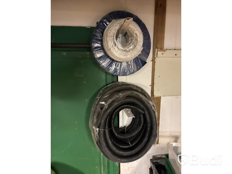 Verkstad med handverktyg, redskap, vattenpump, motorsåg m.m