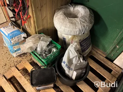 Verkstad med handverktyg, redskap, vattenpump, motorsåg m.m