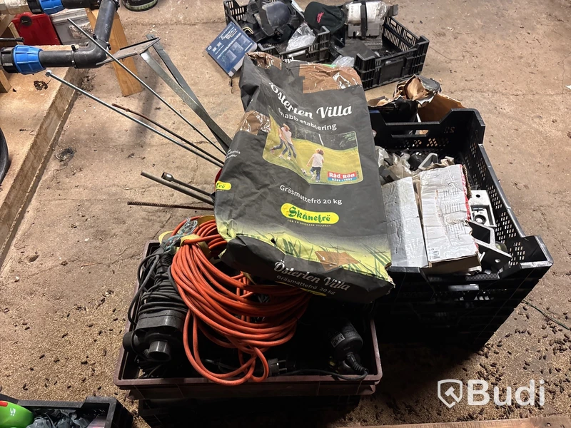 Verkstad med handverktyg, redskap, vattenpump, motorsåg m.m
