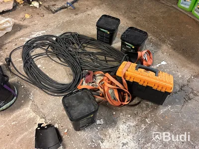 Verkstad med handverktyg, redskap, vattenpump, motorsåg m.m
