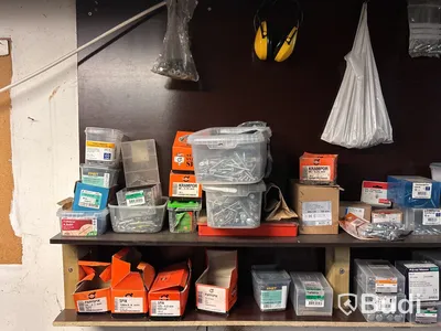 Verkstad med handverktyg, redskap, vattenpump, motorsåg m.m