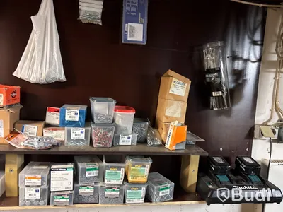 Verkstad med handverktyg, redskap, vattenpump, motorsåg m.m