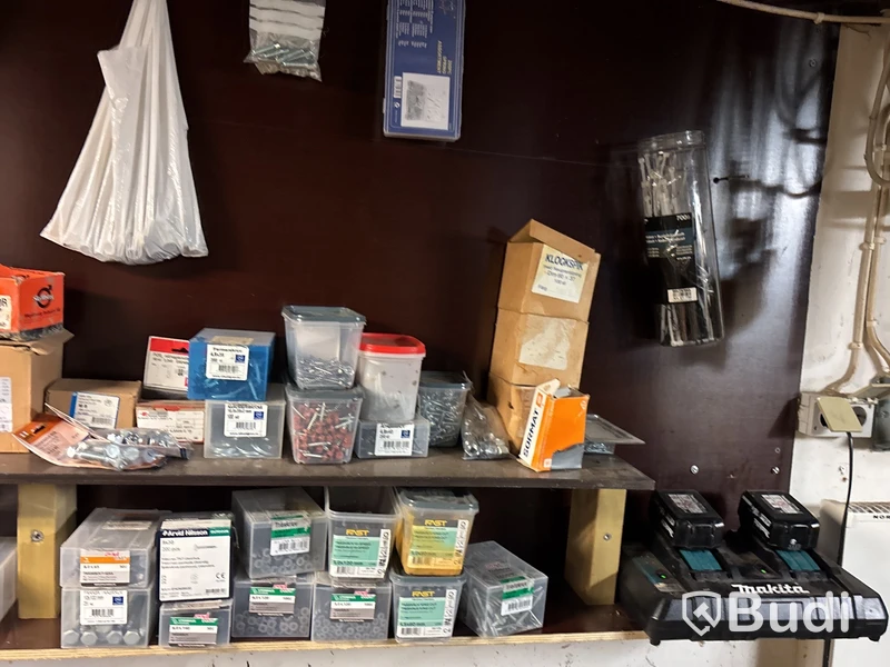 Verkstad med handverktyg, redskap, vattenpump, motorsåg m.m
