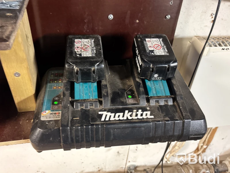 Verkstad med handverktyg, redskap, vattenpump, motorsåg m.m