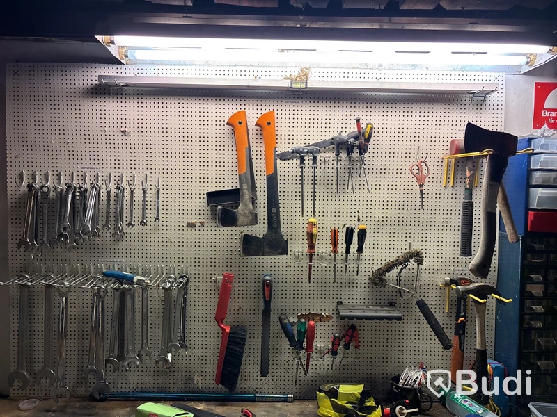 Verkstad med handverktyg, redskap, vattenpump, motorsåg m.m