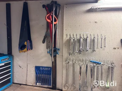 Verkstad med handverktyg, redskap, vattenpump, motorsåg m.m