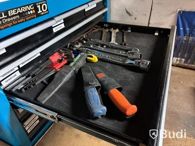 Verkstad med handverktyg, redskap, vattenpump, motorsåg m.m