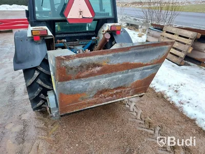 Ford (New Holland) 1720 4wd traktor med plog och sand/saltspridare