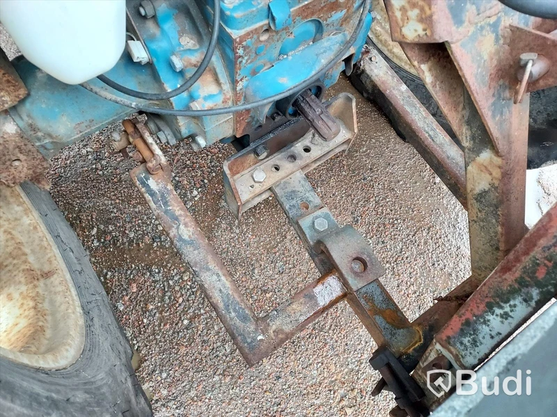 Ford (New Holland) 1720 4wd traktor med plog och sand/saltspridare