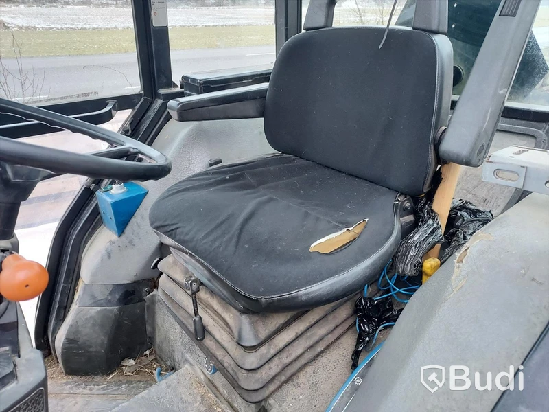 Ford (New Holland) 1720 4wd traktor med plog och sand/saltspridare