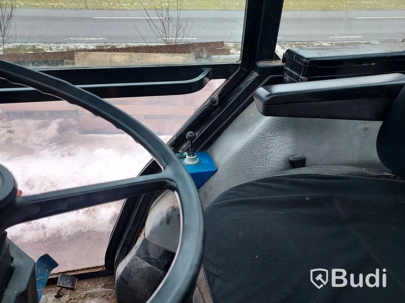 Ford (New Holland) 1720 4wd traktor med plog och sand/saltspridare