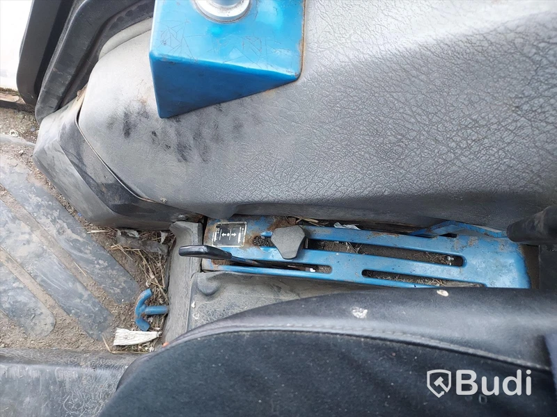 Ford (New Holland) 1720 4wd traktor med plog och sand/saltspridare
