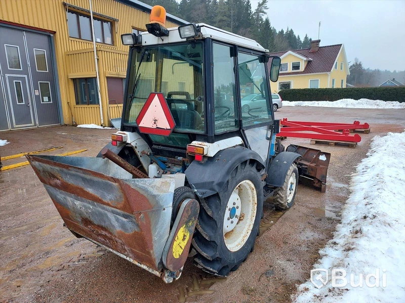 Ford (New Holland) 1720 4wd traktor med plog och sand/saltspridare