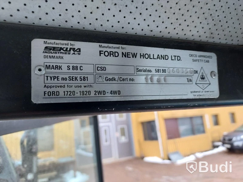 Ford (New Holland) 1720 4wd traktor med plog och sand/saltspridare